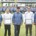 Plt Kadinsos P3A dan PMD Sulbar Dampingi Gubernur Serahkan Penghargaan Desa Berprestasi