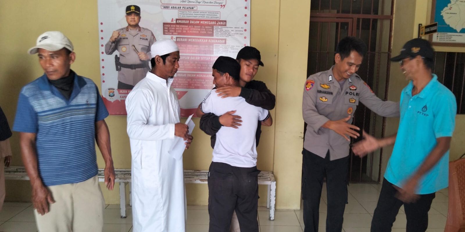 Kedepankan Problem Solving, Polsek Kalukku Damaikan Dua Warga yang Berselisih