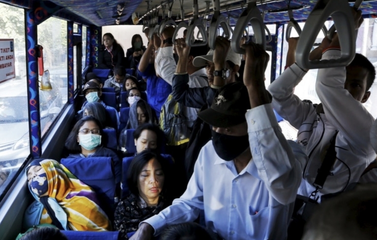 Lecehkan Penumpang di Bus TransJakarta, Dua Pria Diringkus Polisi