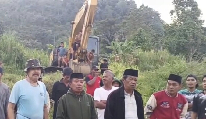 Protes Kerusakan Sungai, Warga Gentungan Raya Sita Ekskavator Tambang Pasir