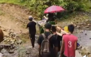 Akses Jalan di Aralle Makin Buruk, Warga Sakit Ditandu Sejauh 10 KM