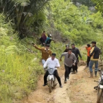 Aksi Bupati Mamasa Pakai ‘Motor Buntut’ Lewati Setapak di Pamoseang Viral di Medsos