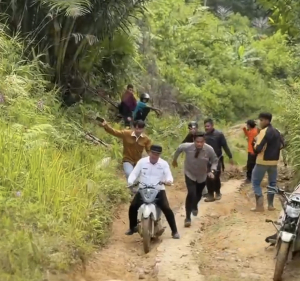 Aksi Bupati Mamasa Pakai ‘Motor Buntut’ Lewati Setapak di Pamoseang Viral di Medsos