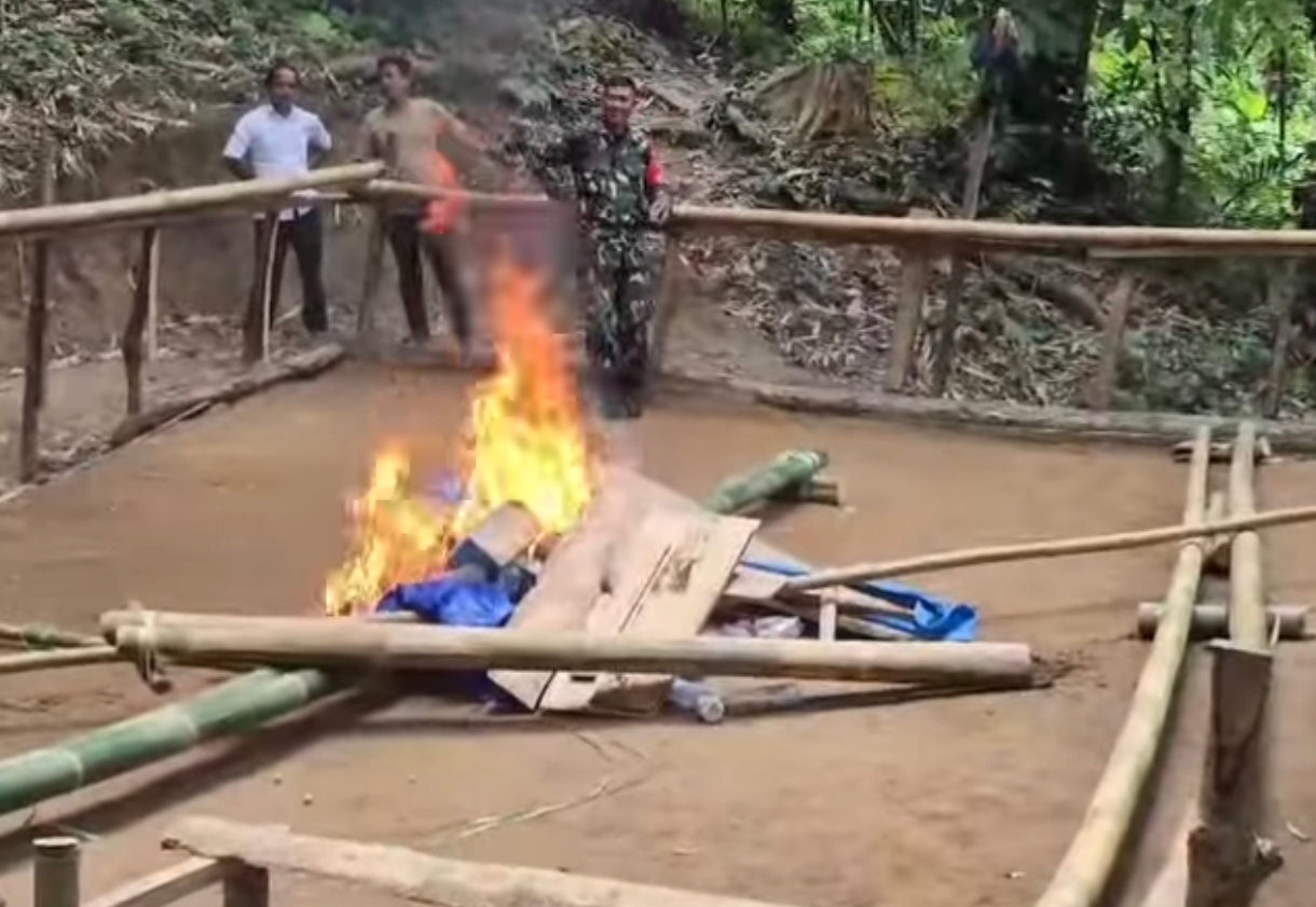 Aparat Gabungan Bakar Arena Judi Sabung Ayam di Polman