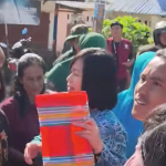 Kampanye Diet Plastik, Ketua TP PKK Mamasa Bagikan Tas Belanja di Pasar Tamalantik