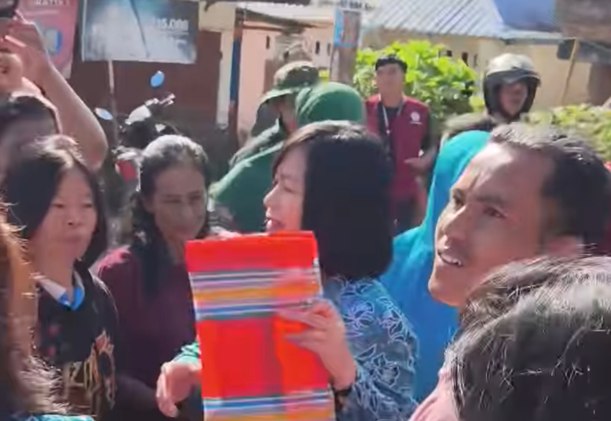 Kampanye Diet Plastik, Ketua TP PKK Mamasa Bagikan Tas Belanja di Pasar Tamalantik