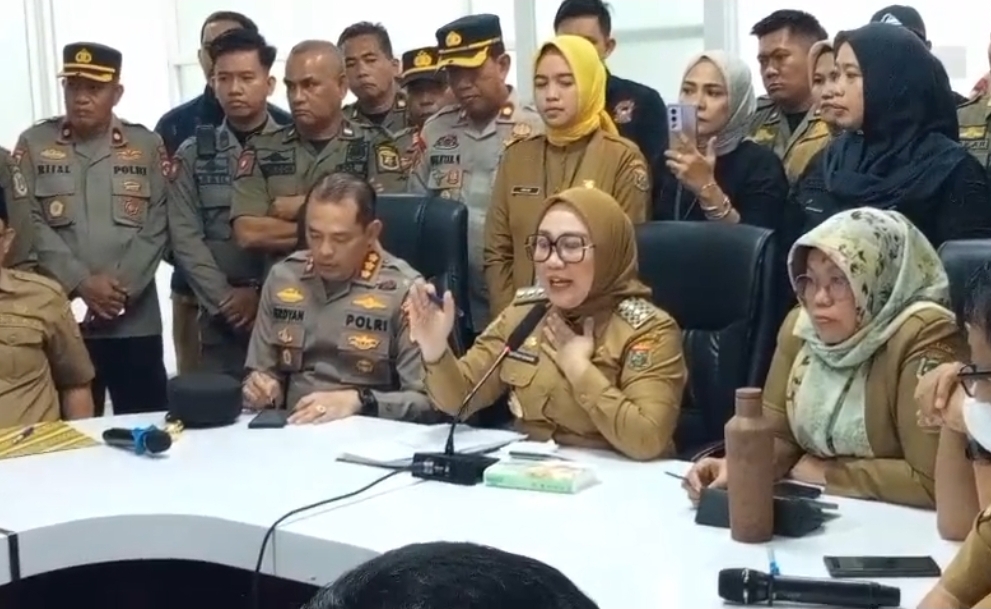 “Data Sudah Dikirm” Itulah Jawaban Bupati Mamuju Kepada Nakes Dan Guru