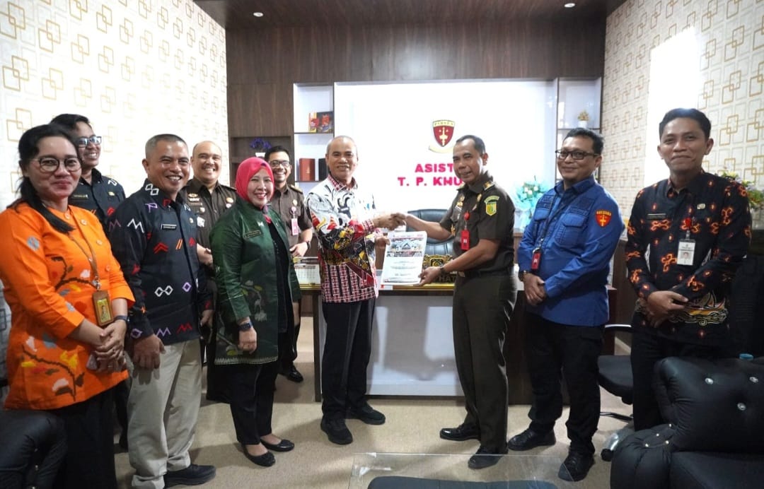 Inspektorat Sulbar Serahkan Hasil Audit PKKN kepada Aspidsus Kejati Sulbar   