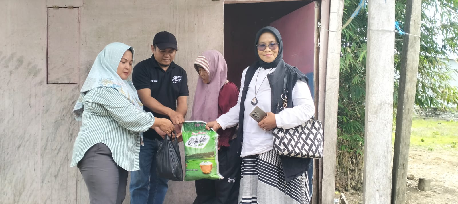 Filantropi di Balik Pena, IJS Mamuju Tengah Tebarkan Asa bagi Lansia Disabilitas