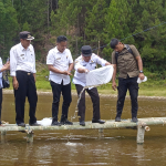 Pemkab Mamasa Salurkan 15 Ribu Benih Ikan dan Pupuk di Tawalian