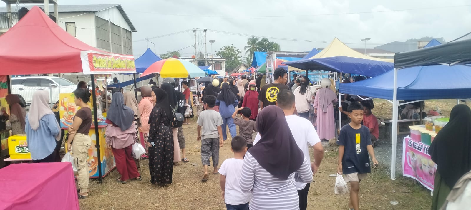 Warga Ramai Berburu Takjil di Mamuju Tengah, Pisang Ijo Tetap Primadoana
