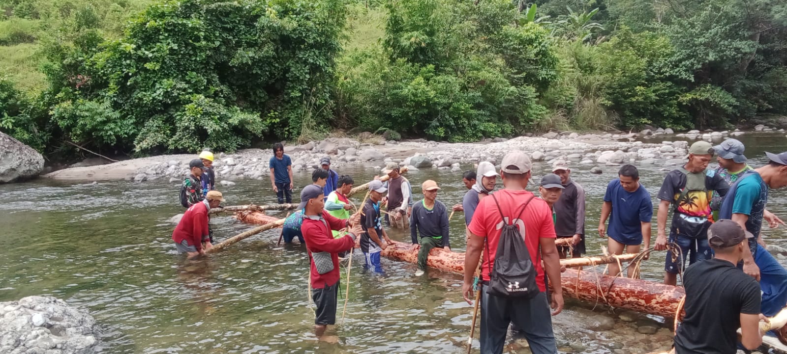 Usai Jembatan di Botteng Ambruk, Warga Gotong Royong Angkut Kayu dari Hutan