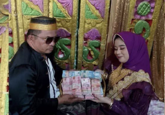 Viral! Pemuda Asal Medan Pinang Gadis Polman dengan Mahar Rp200 Juta
