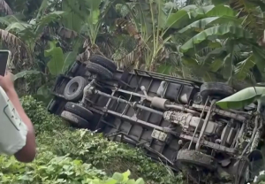 Truk Box Pemuat Bahan Campuran Terperosok ke Jurang di Mamuju Tengah