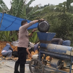 Luruhnya Batas Seragam Saat Bripka Hirwan Menyatu dengan Keringat Petani Saluahok