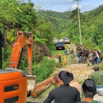 Akses Terputus Sepekan, Pemda Mamasa dan Warga Botteng Gotong Royong Buat Jembatan Darurat
