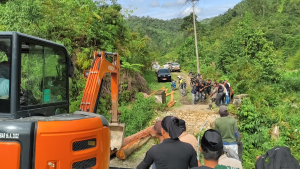 Akses Terputus Sepekan, Pemda Mamasa dan Warga Botteng Gotong Royong Buat Jembatan Darurat