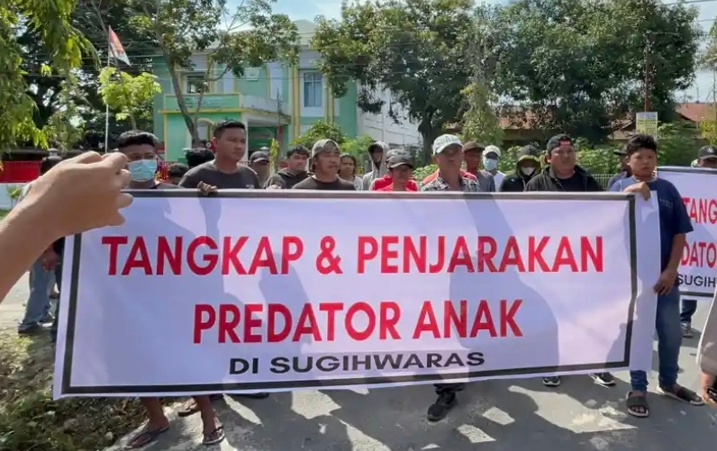 Warga Sugihwaras Geruduk Polres Polman, Desak Penangkapan Terduga Predator Anak