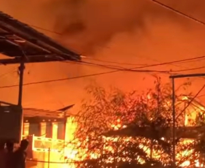 BREAKING NEWS: Kebakaran Hebat di Polman, Puluhan Rumah Warga Hangus Terbakar