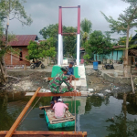 Potret Dedikasi TNI di Majene, “Bergelantungan” di Atas Air Demi Jembatan Harapan Warga