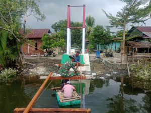 Potret Dedikasi TNI di Majene, “Bergelantungan” di Atas Air Demi Jembatan Harapan Warga