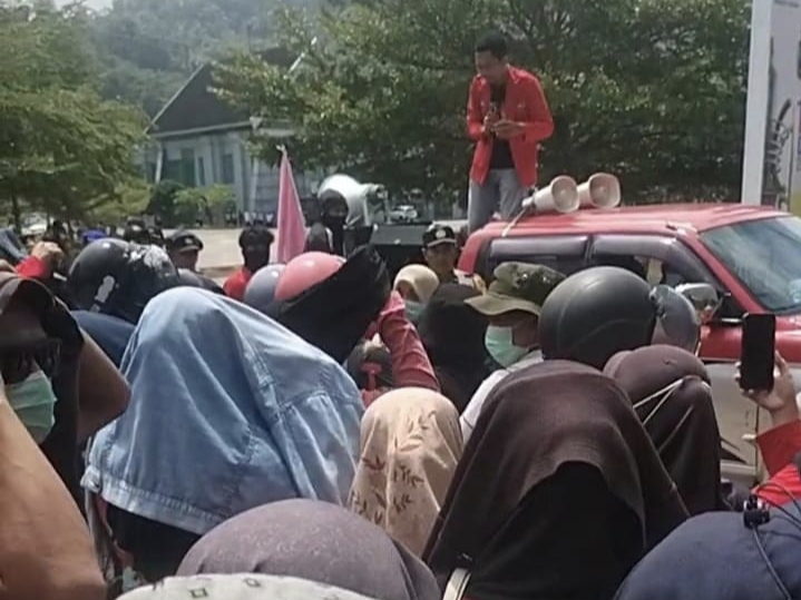 Protes Gaji Tak Sesuai Kontrak, Puluhan PPPK Nakes Geruduk Kantor Bupati Mamuju Tengah