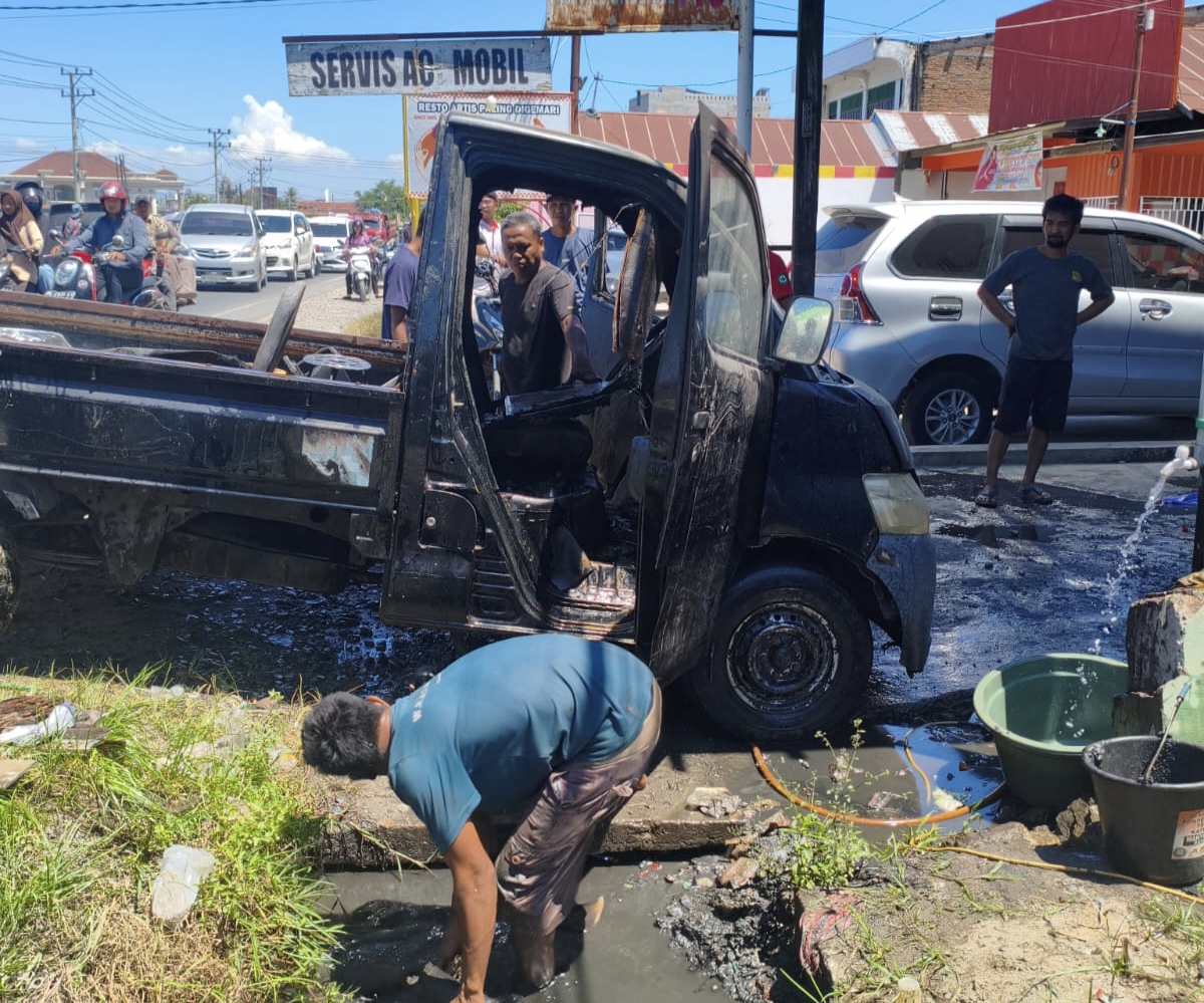 Diduga Korsleting, Mobil Pick Up Terbakar Saat Diperbaiki di Bengkel Wonomulyo