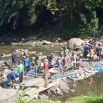 Jembatan Setahun Putus, Warga Desa Tapua Bangun Jalan Limpas Secara Swadaya
