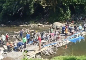 Jembatan Setahun Putus, Warga Desa Tapua Bangun Jalan Limpas Secara Swadaya