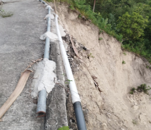 Kondisi Jalan Simbang–Baruga Rusak Parah, Nyawa Pengendara Jadi Taruhan