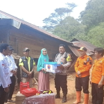 Longsor Terjang Desa Salualo Mamasa, Polsek Mambi Gerak Cepat Salurkan Bantuan