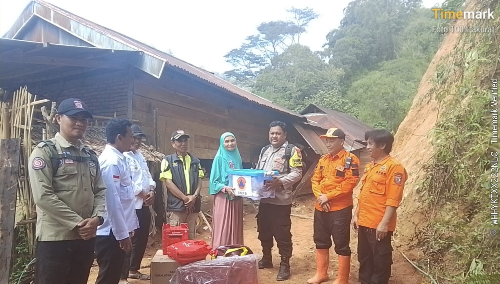 Longsor Terjang Desa Salualo Mamasa, Polsek Mambi Gerak Cepat Salurkan Bantuan