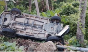 Sebuah Minibus Terguling di Poros Mamuju – Majene, Diduga Sopir Ngantuk