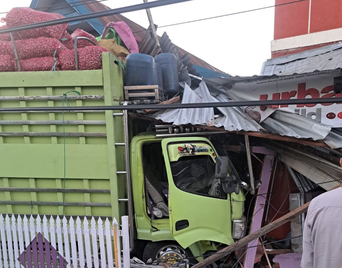 Truk Hino Seruduk Halaman Rumah Warga di Majene