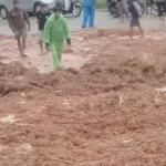 Material Longsor Tutup Akses Jalan Mamasa-Mamuju, Puluhan Kendaraaan Terjebak