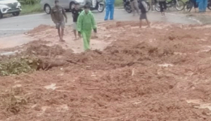 Material Longsor Tutup Akses Jalan Mamasa-Mamuju, Puluhan Kendaraaan Terjebak