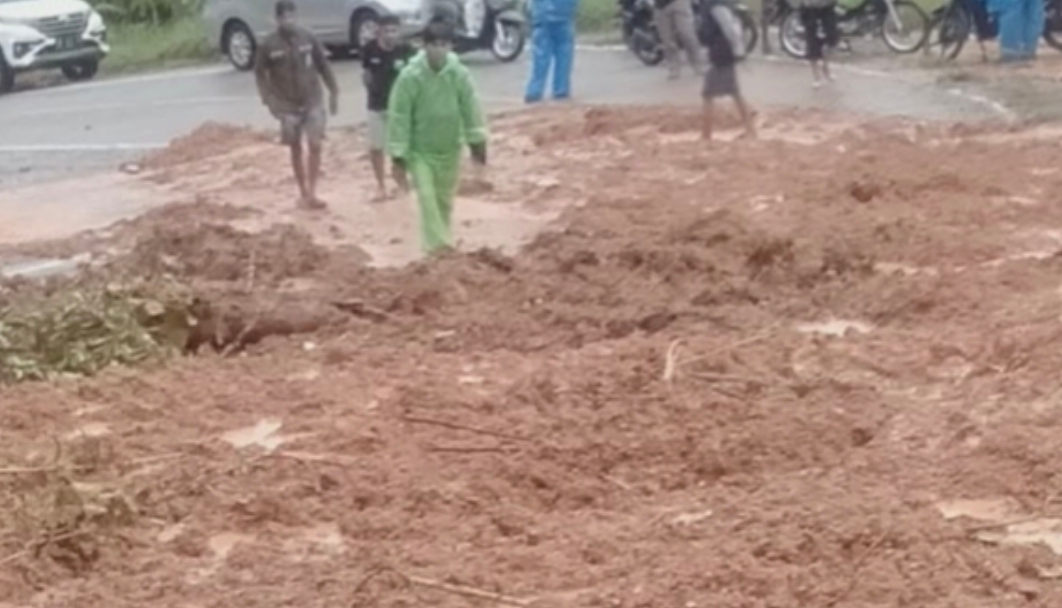 Material Longsor Tutup Akses Jalan Mamasa-Mamuju, Puluhan Kendaraaan Terjebak