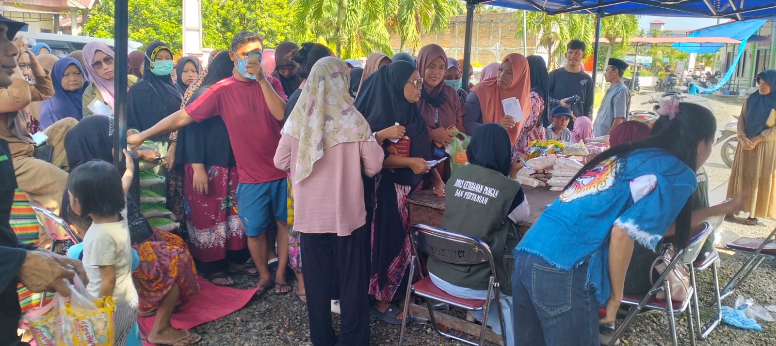 Warga Serbu Pangan Murah di Topoyo Mamuju Tengah