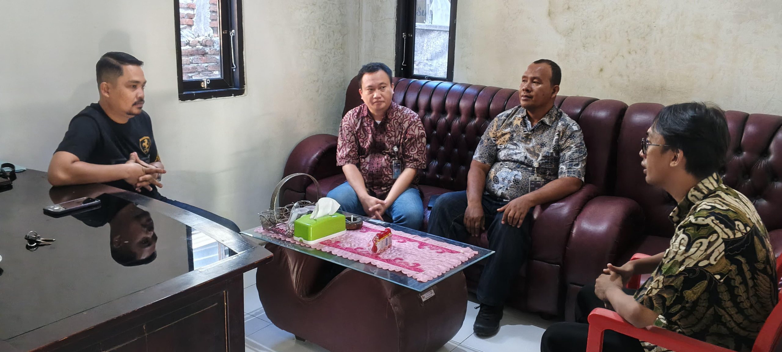 Bulog Majene dan Pemkel Labuang Utara Bersinergi Percepat Penyaluran Minyak dan Beras yang Tertunda