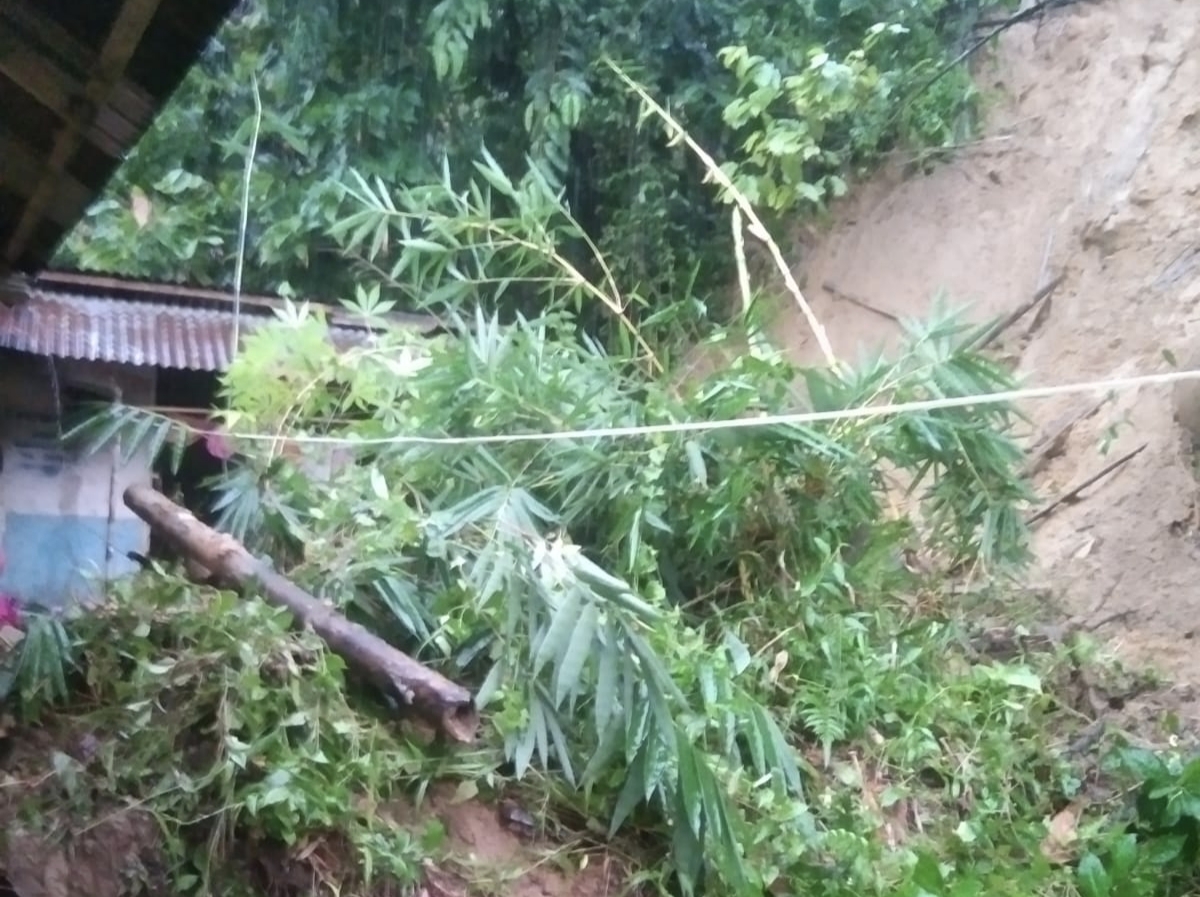 BREAKING NEWS:Diguyur Hujan Deras, Dua Rumah di Desa Rantelemo Tertimbun Longsor