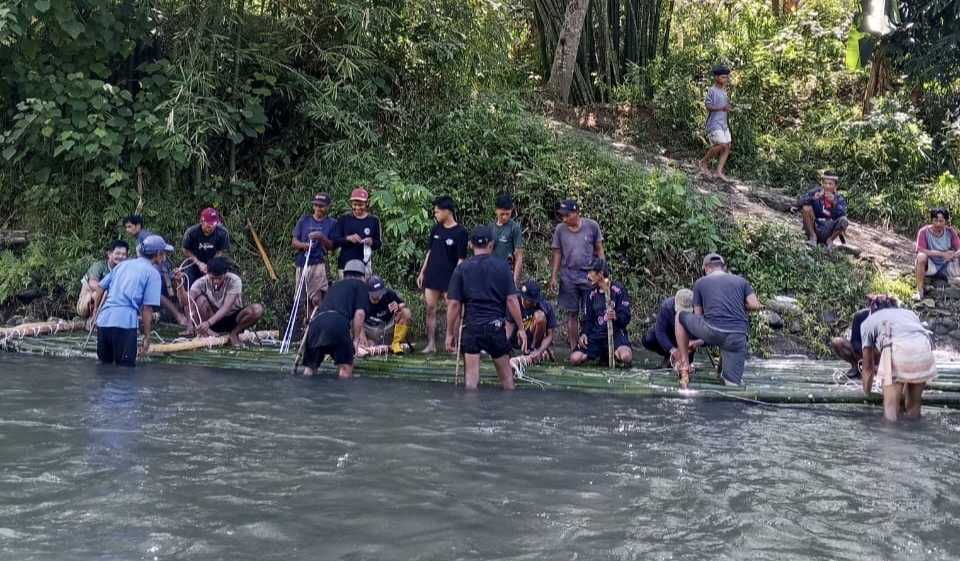 Akses Terputus, Warga Polman Gotong Royong Bangun Jembatan Darurat Pakai Bambu