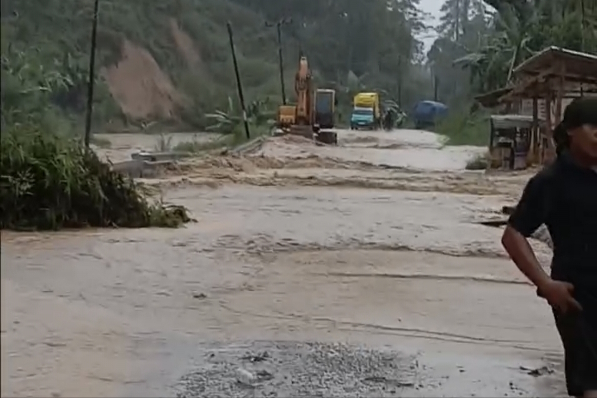 Hujan Deras Guyur Mamasa, Sungai di Desa Tadisik Meluap Rendam Pemukiman Warga