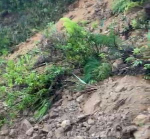 Tumpukan Material Longsor Tutup Jalan Poros Sika-Mehalaan