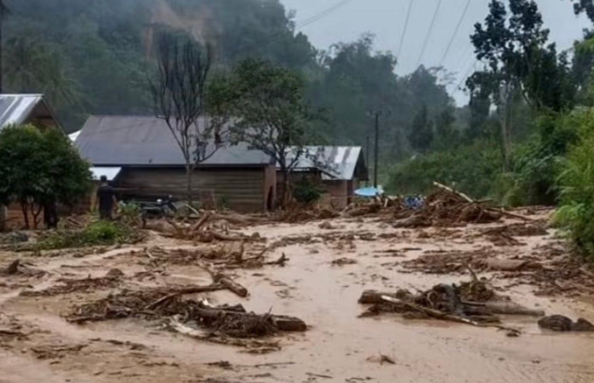 Diguyur Hujan Deras, Banjir dan Longsor Terjang Matangnga Polman, 4 Rumah Rusak