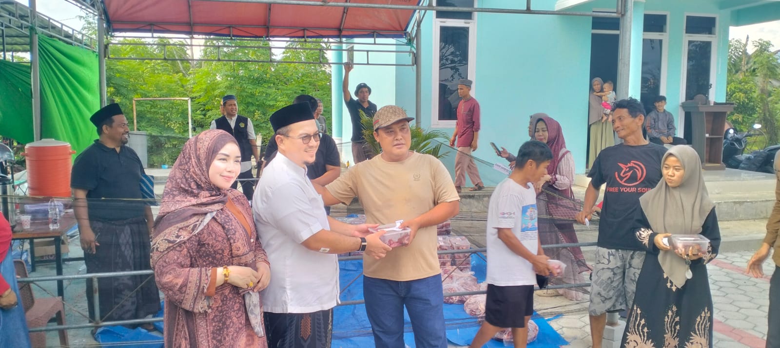 Bupati dan Ketua DPRD Mateng Sumbang Sapi Kurban di Masjid Al-Arsal Topoyo