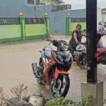Drainase Tak Ada, Air Masuk Ke Rumah Warga Saat Hujan di Lakahang