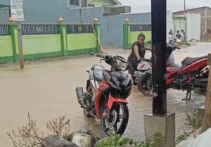 Drainase Tak Ada, Air Masuk Ke Rumah Warga Saat Hujan di Lakahang