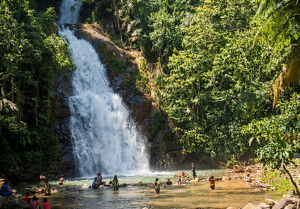 Libur Lebaran Idul Adha, Air Terjun Sarambu Liawan Mamasa Padat Pengunjung