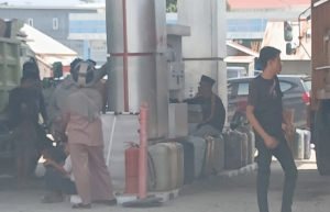 Antrean Mengular di SPBU Lembang Majene, Warga Keluhkan Prioritas Pengisian Jeriken