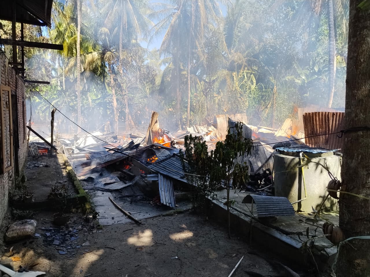 BREAKING NEWS: Kebakaran di Majene, Tiga Rumah Hangus Ludes Dilalap Api